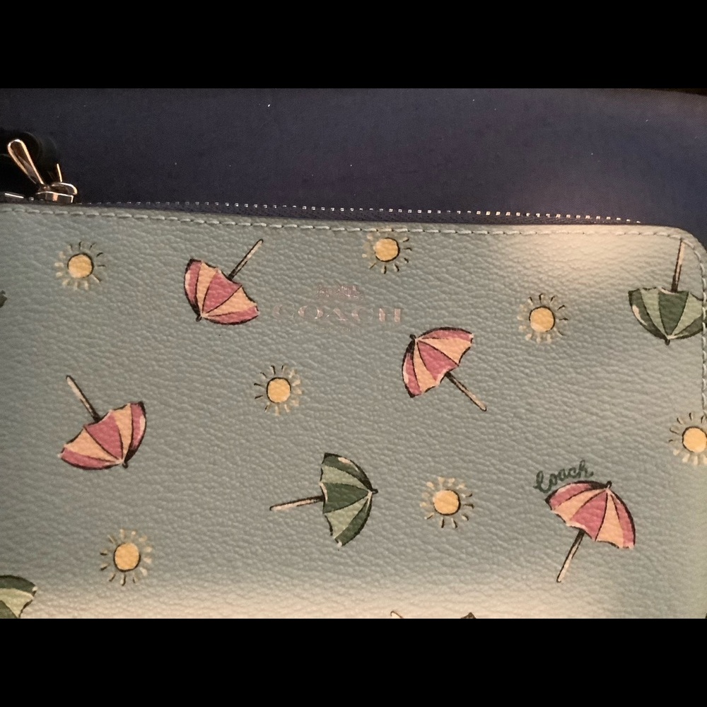 💙 EUC 💙 COACH Corner Zip Coin Case or Wristlet Blue Beach Umbrella Design⛱⛱